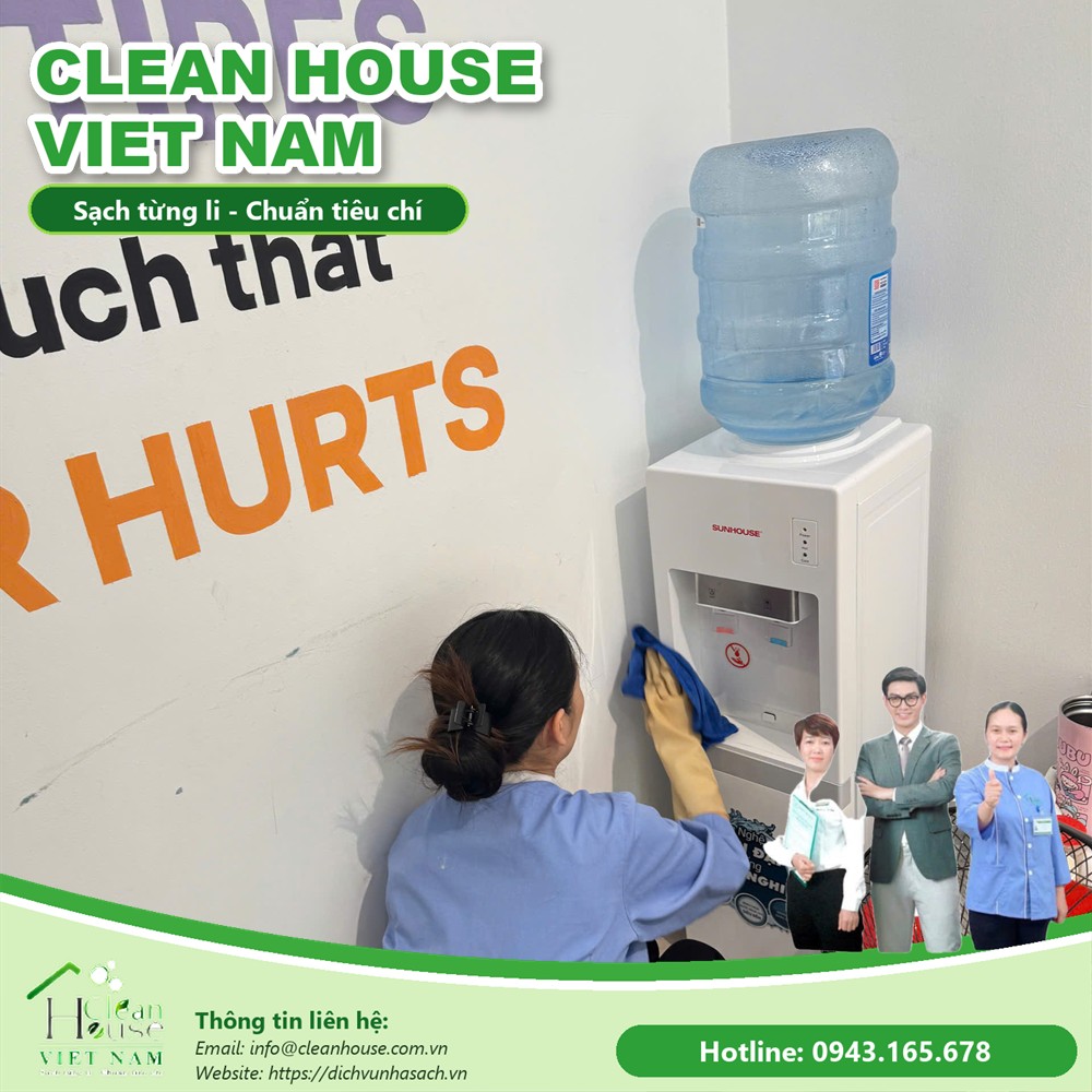 Nhân viên Dịch vụ Nhà Sạch làm việc