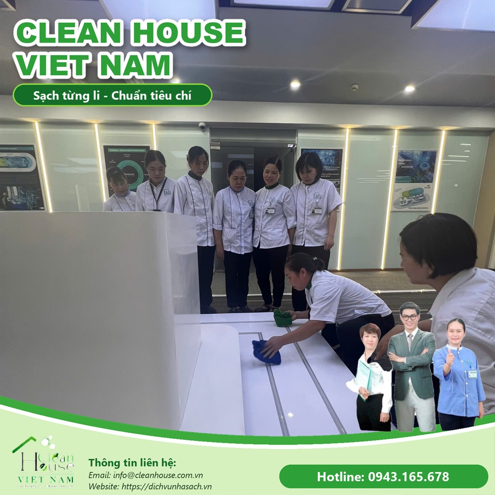 Nhân viên Dịch vụ Nhà Sạch làm việc