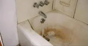 Gạch nhà tắm bị ố vàng - nguyên nhân và cách khắc phục